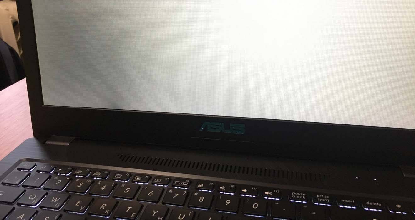 Почему при загрузке экран на ноутбуке белый – что делать