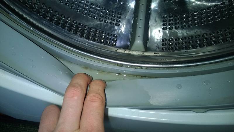 В стиральной машине после стирки остается вода в барабане: почему появляется в выключенном состоянии, что делать