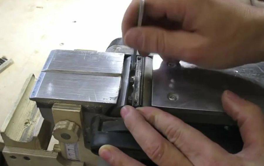 Нож для электрорубанка - важная деталь в работе плотника.