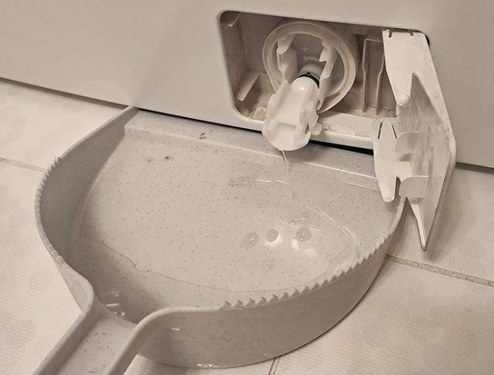 Как слить воду со стиральной машины без риска устроить потоп