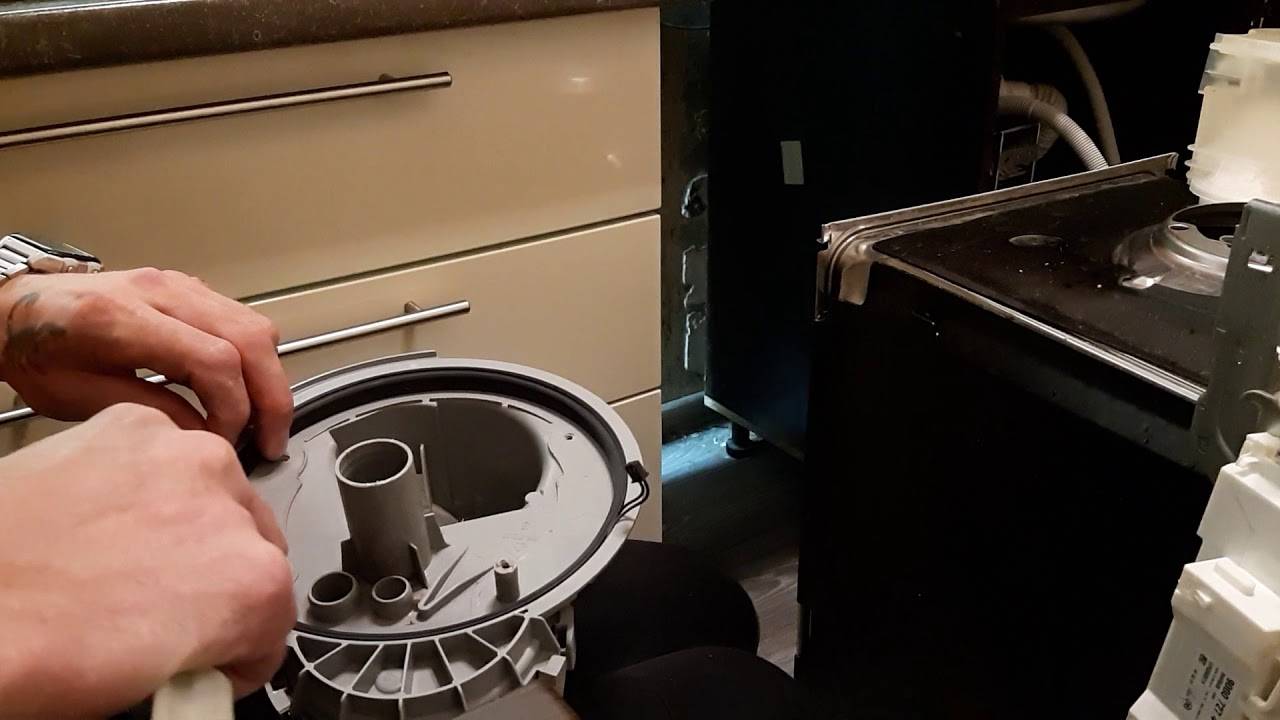Посудомоечная машина течет из под дверцы: что делать