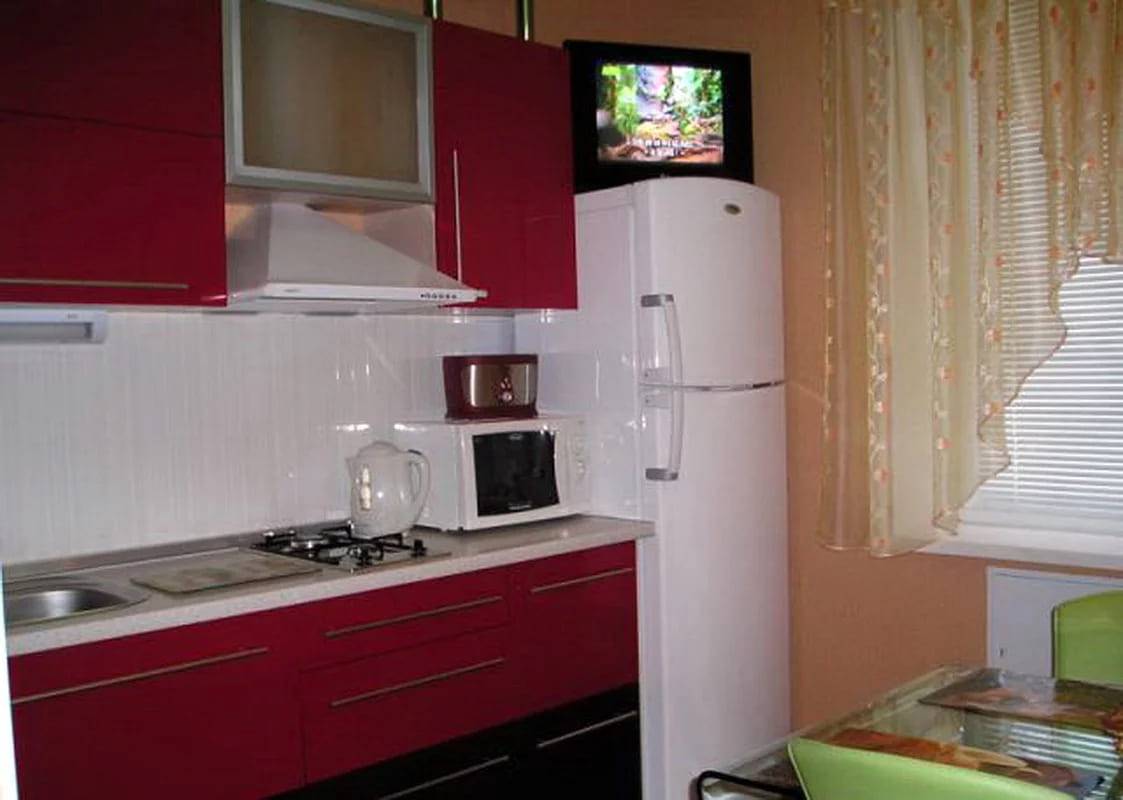 Можно ли на холодильник ставить телевизор: правила размещения на кухне, электромагнитное излучение, советы и рекомендации