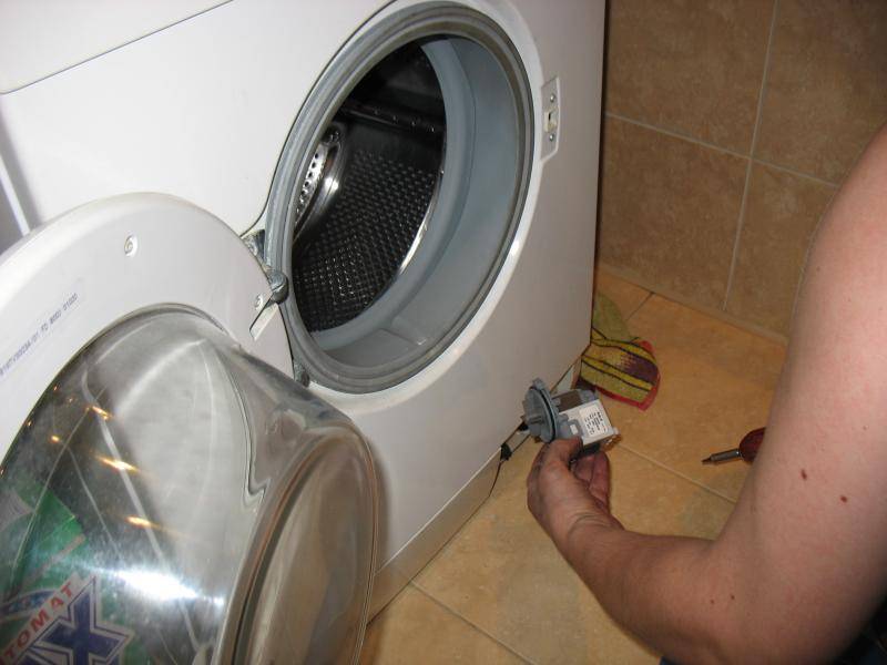Почему стиральная машина не отжимает белье: причины