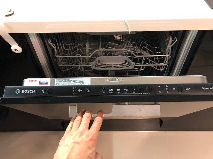 Как правильно включить посудомоечную машину первый раз
