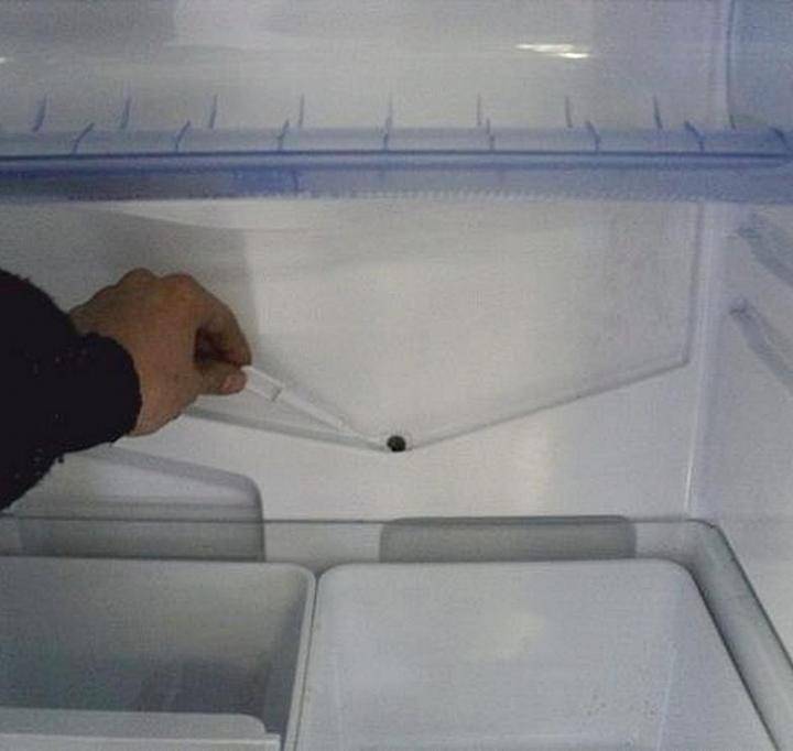 Почему течет холодильник снизу и внутри — причины