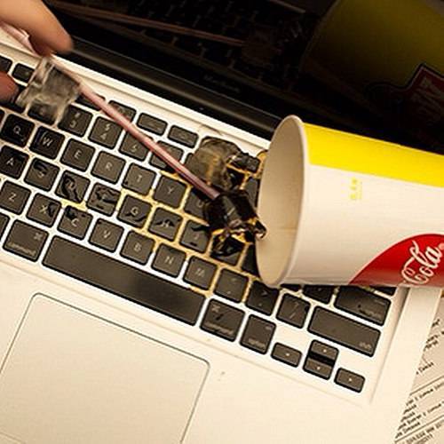 Что делать если пролилась вода, кофе, чай или пиво на клавиатуру ноутбука