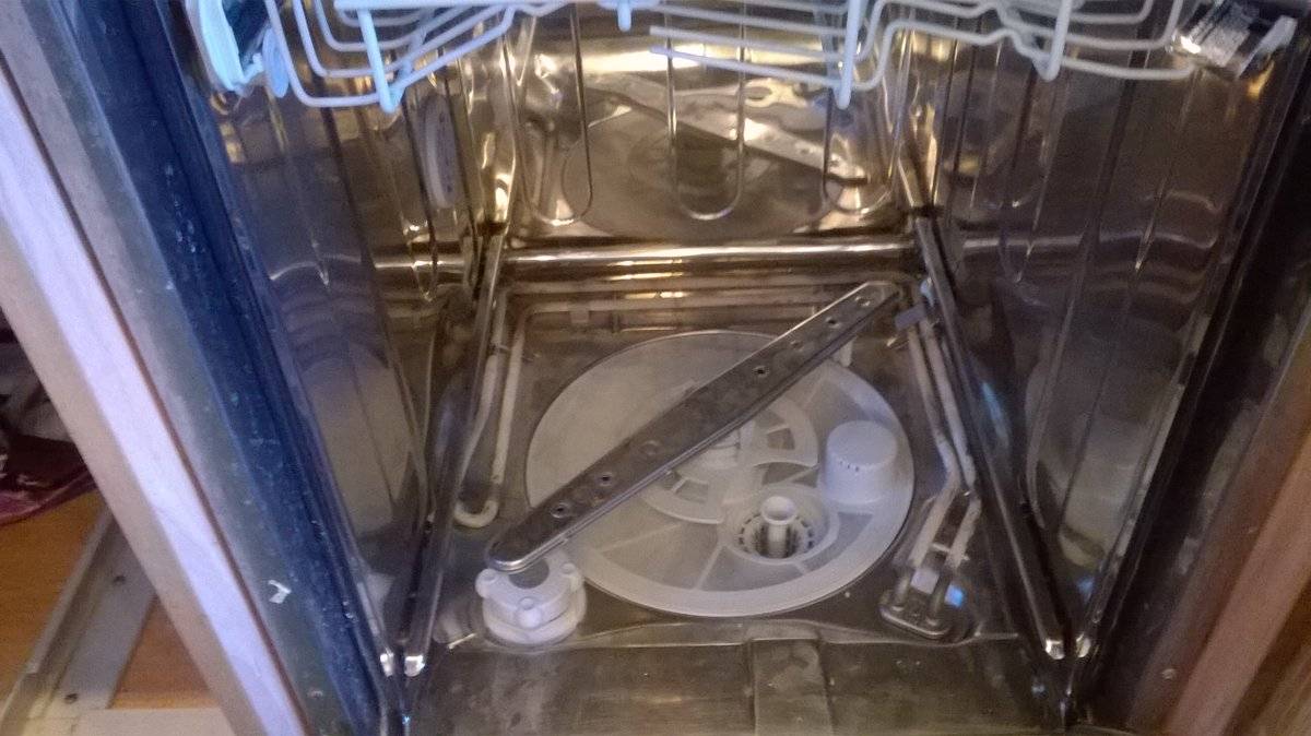 Посудомоечная машина не сливает воду до конца: что делать