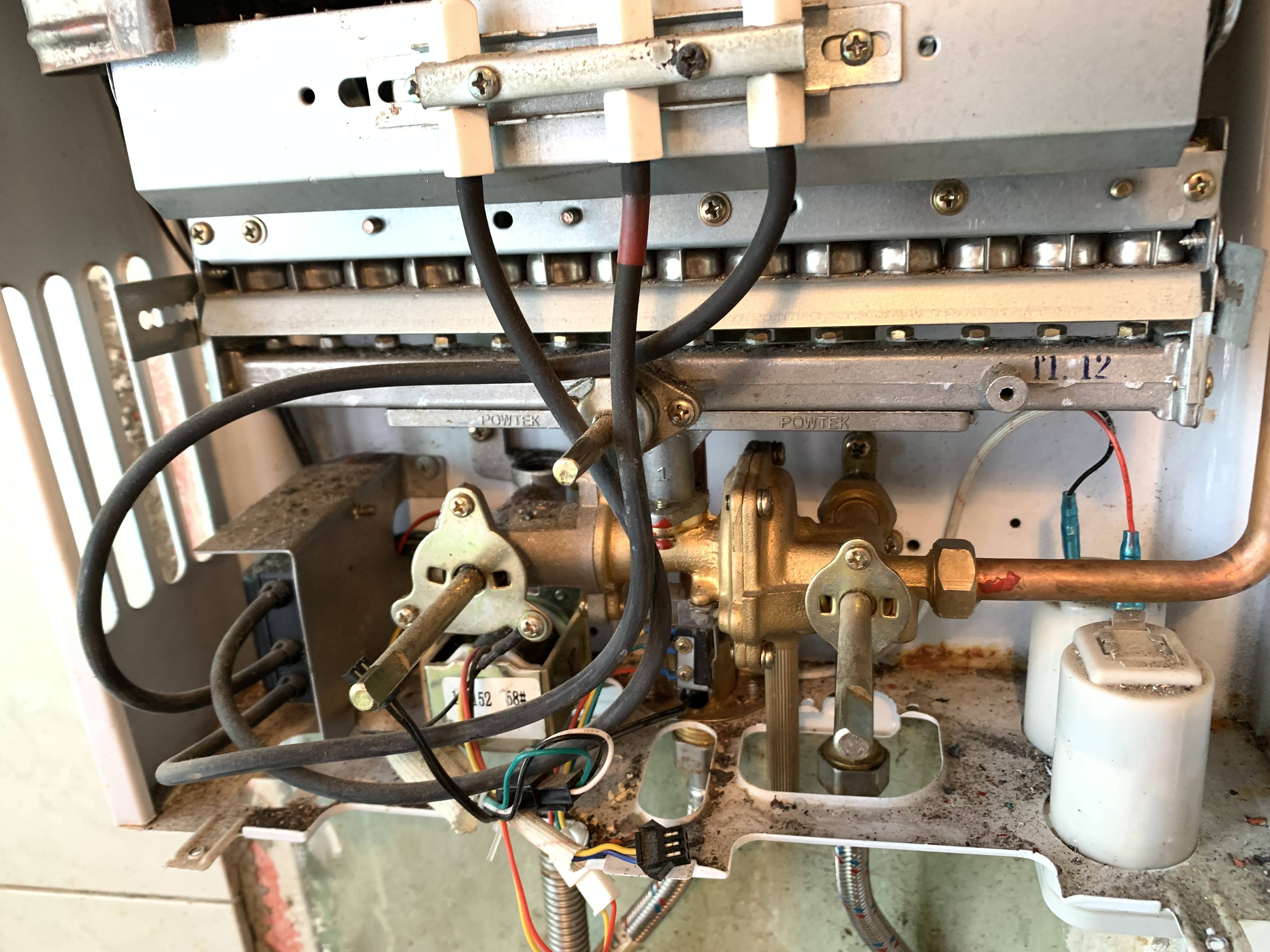 Пайка теплообменника газовой колонки при помощи пальника и газовой горелки, ремонт фланцев