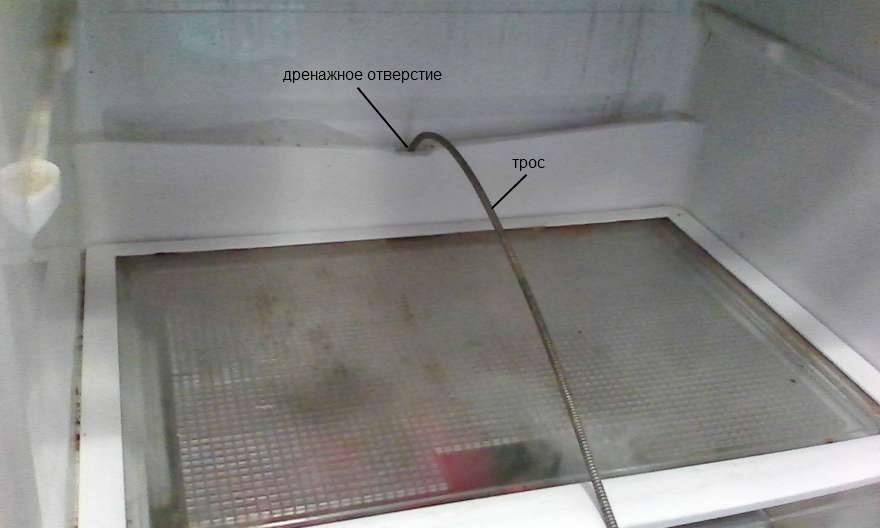 Чистка дренажного отверстия в холодильнике