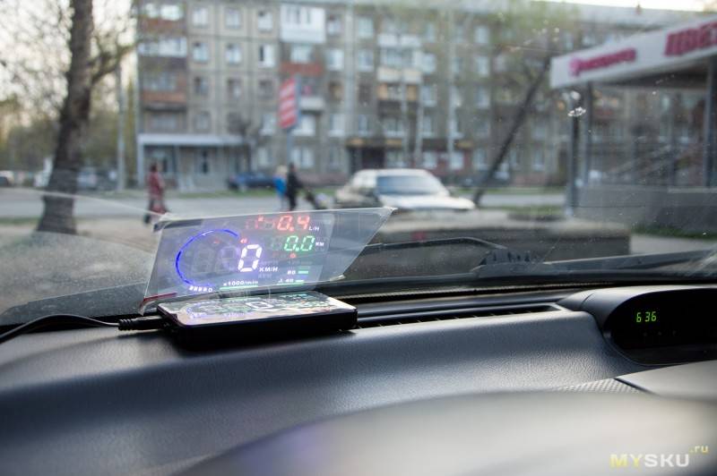 Для чего нужна проекция на лобовом стекле автомобиля?