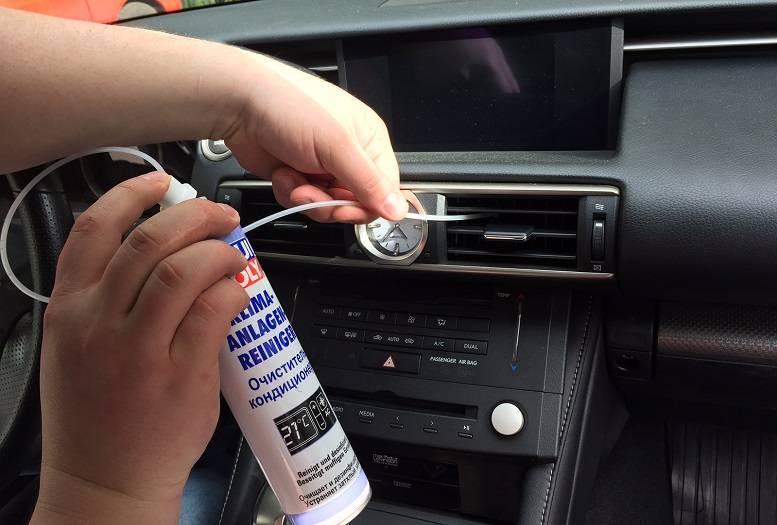 Запах сырости в машине: причины и способы устранения