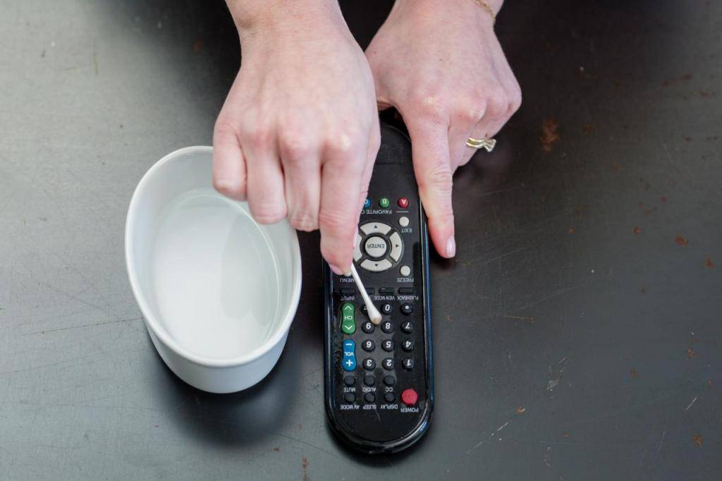 Как почистить пульт от телевизора от грязи, помыть кнопки, внутри и снаружи