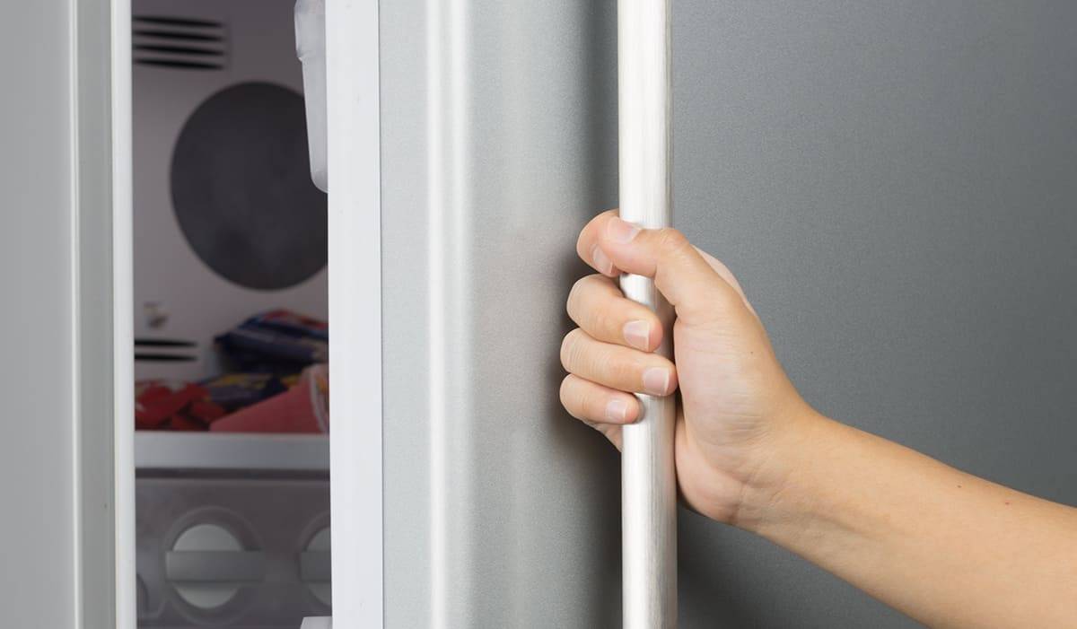 Почему пищит холодильник при закрытой двери после разморозки: что делать с bosch, atlant, lg, liebherr, бирюса, electrolux