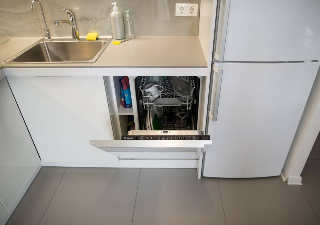 Встраиваемая посудомоечная машина: как выбрать, что значит полновстраиваемая и полувстраиваемая