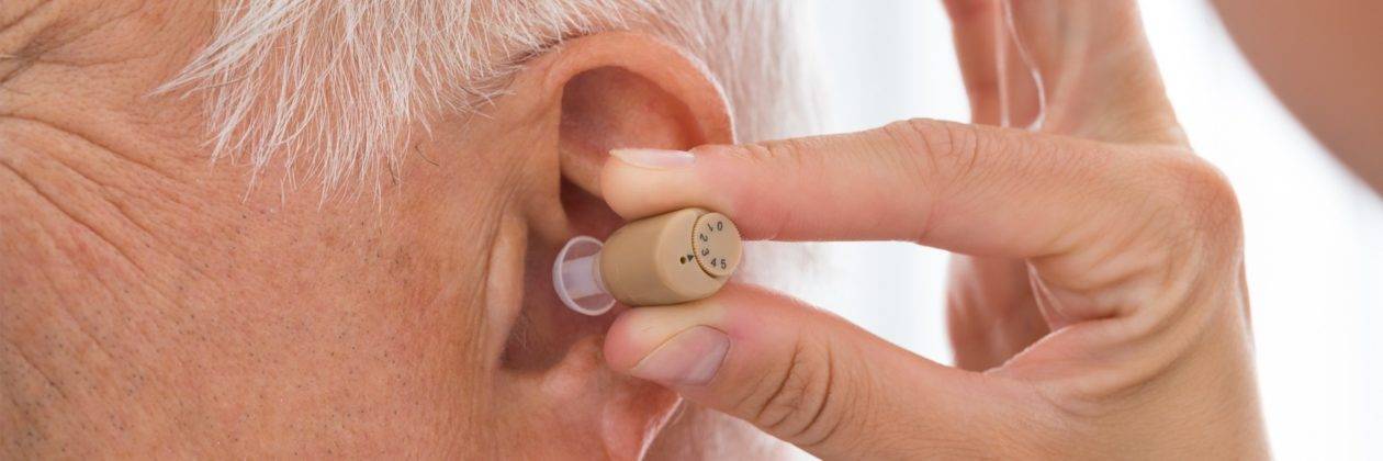 Рейтинг топ 7 лучших слуховых аппаратов для пожилых людей