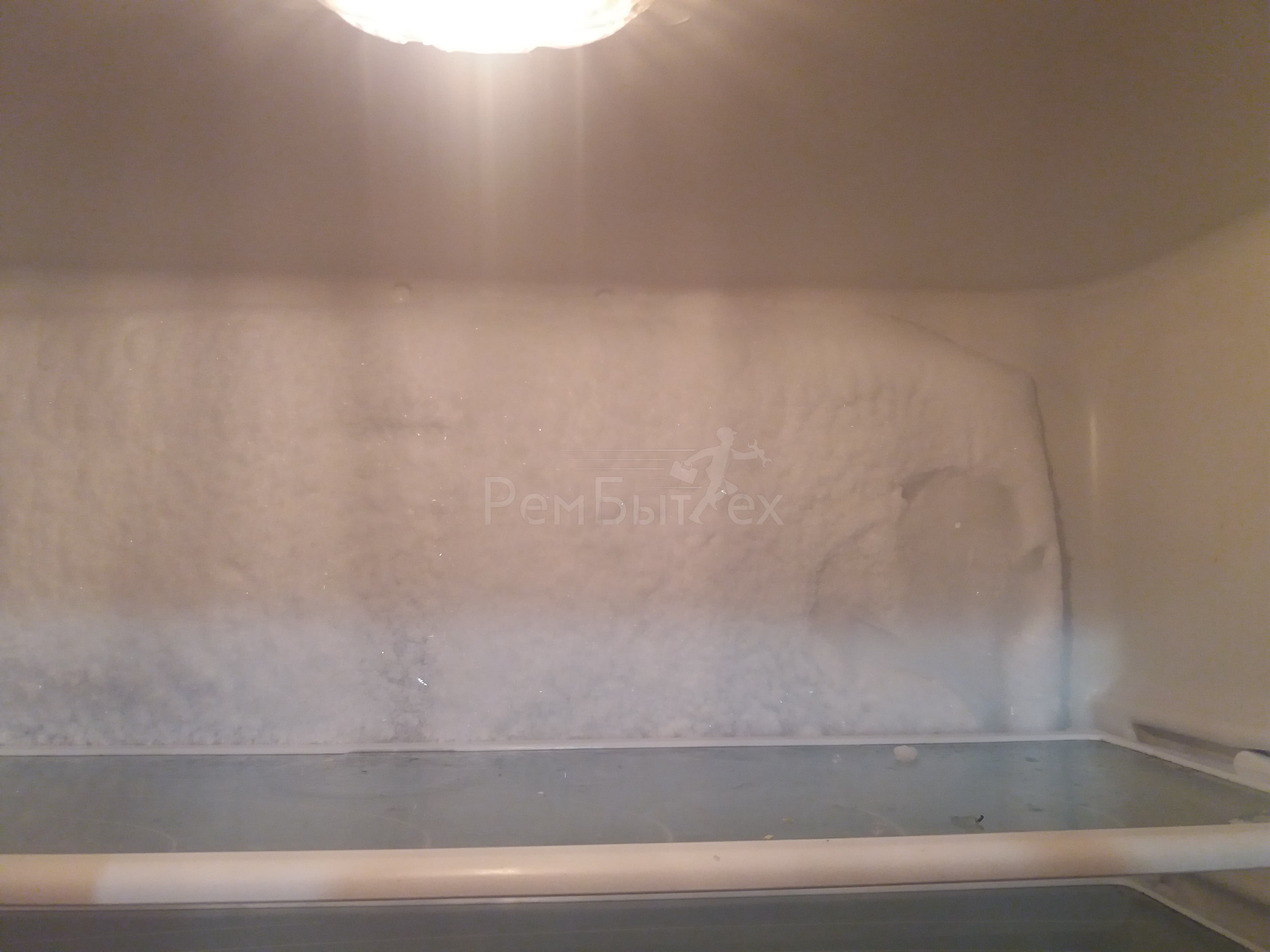 На задней стенке холодильника намерзает лёд