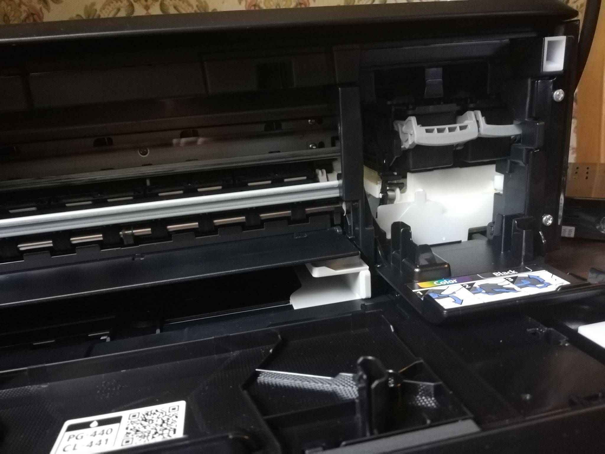 Как поменять картридж в принтере, достать его и вставить обратно
