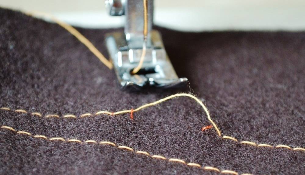 Почему швейная машинка пропускает стежки при шитье: причины, что делать