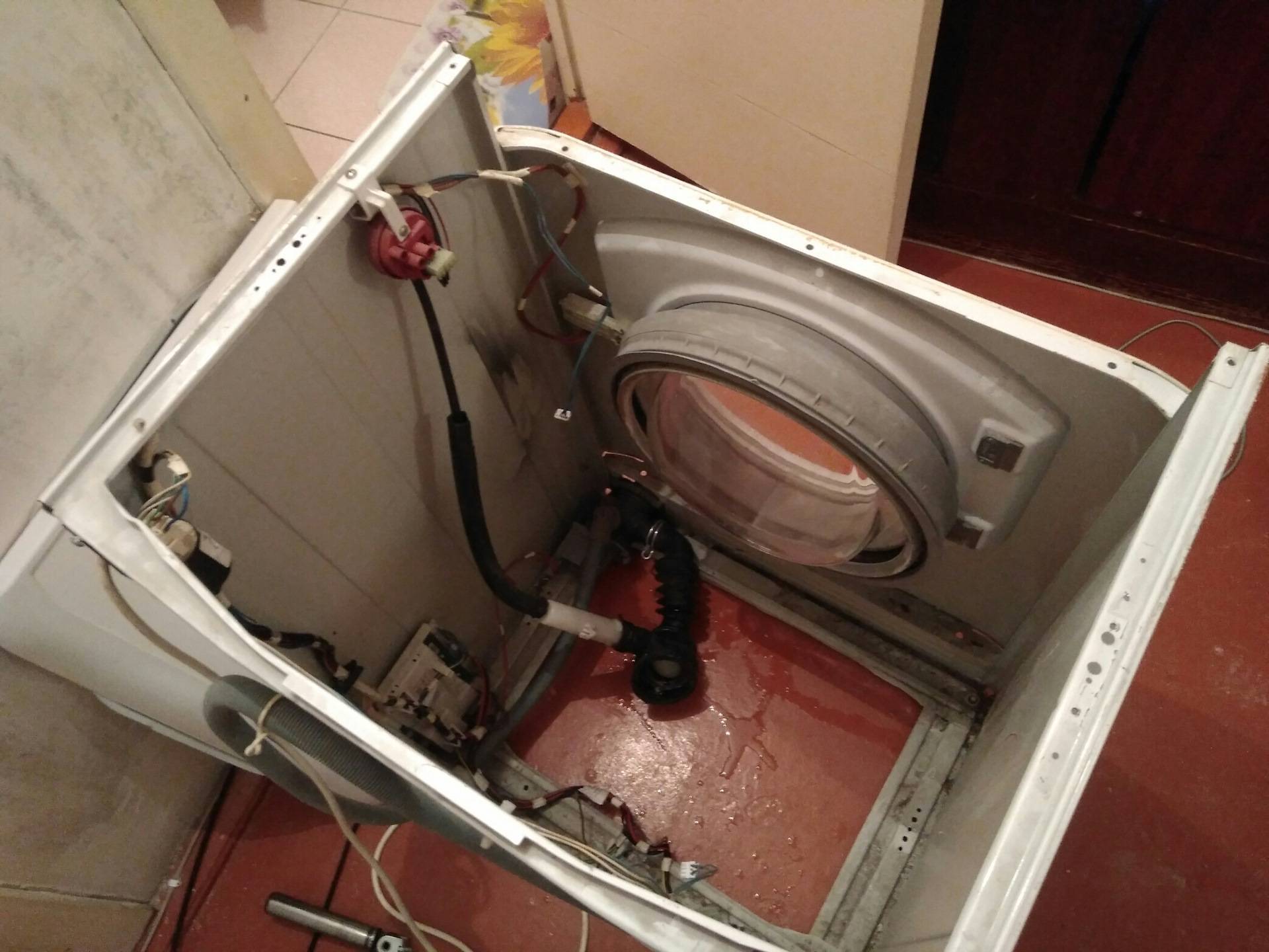 Как разобрать стиральную машину аристон своими руками