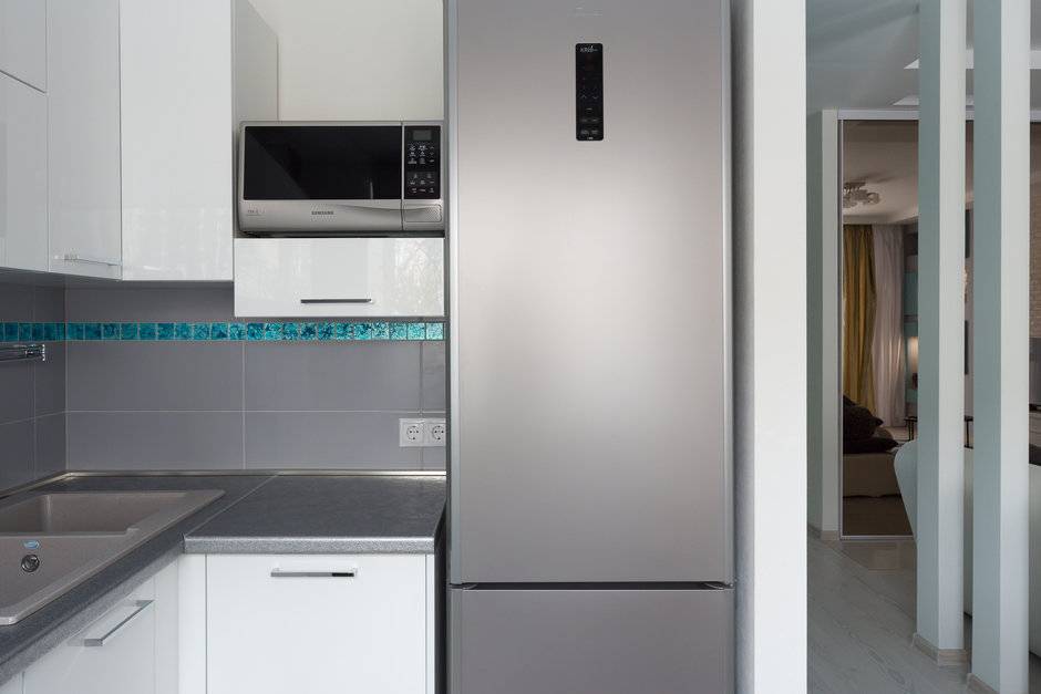 Установка нового холодильника на кухне