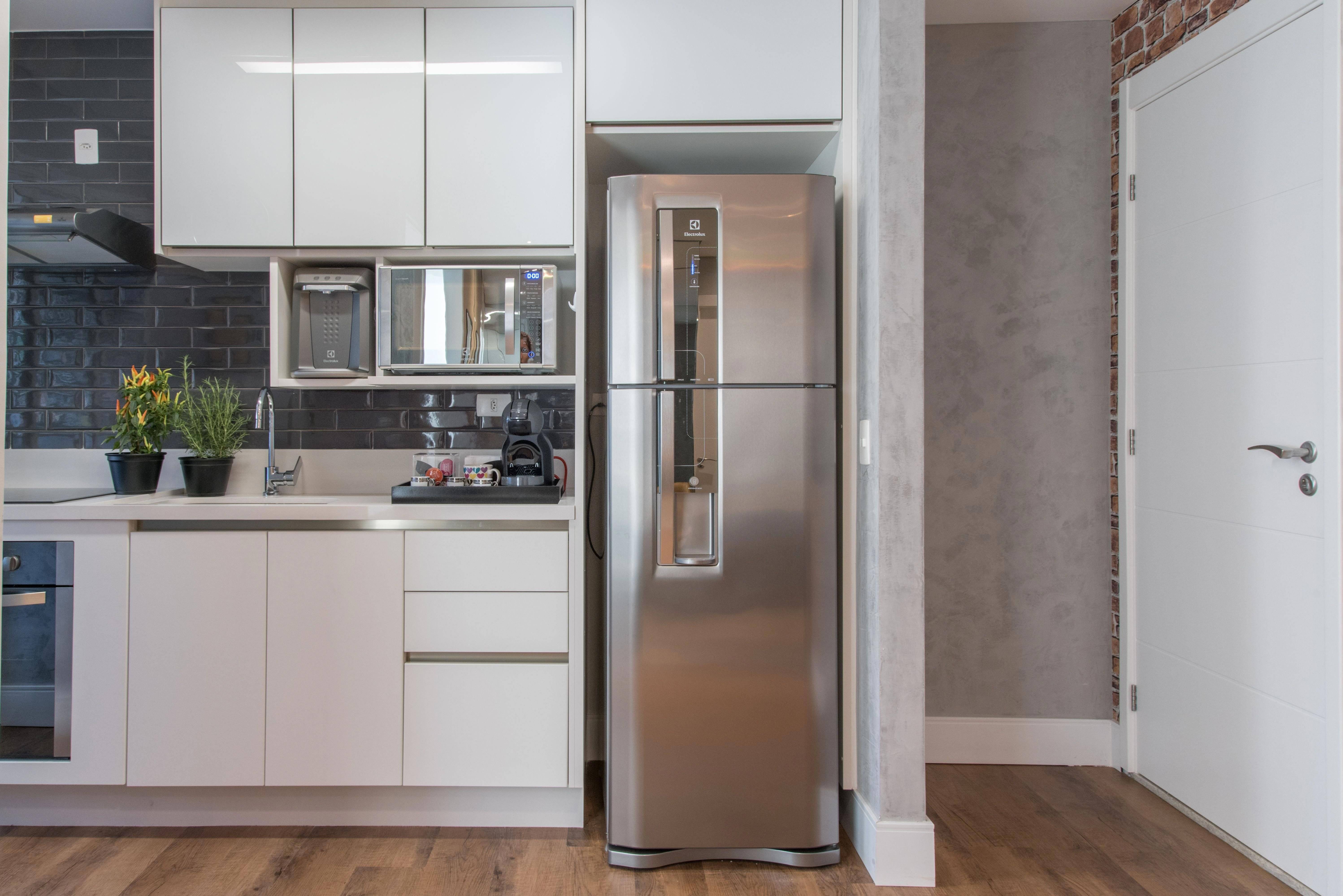 Как встроить холодильник в кухонный гарнитур: можно ли обычный, встраивается в шкаф, сделать встраиваемый своими руками