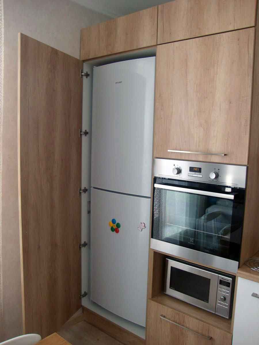 Как можно встроить холодильник в шкаф