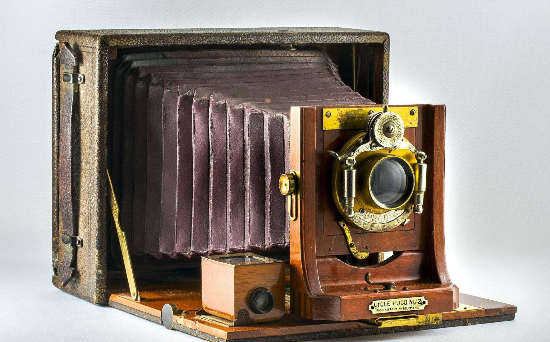 Первый фотоаппарат. Фотоаппарат Сеттона 1861. Первый фотоаппарат 1861 Томас Сэттон. В 1861 Г. фотограф из Англии т. Сэттон. Томас Сэттон фотограф.
