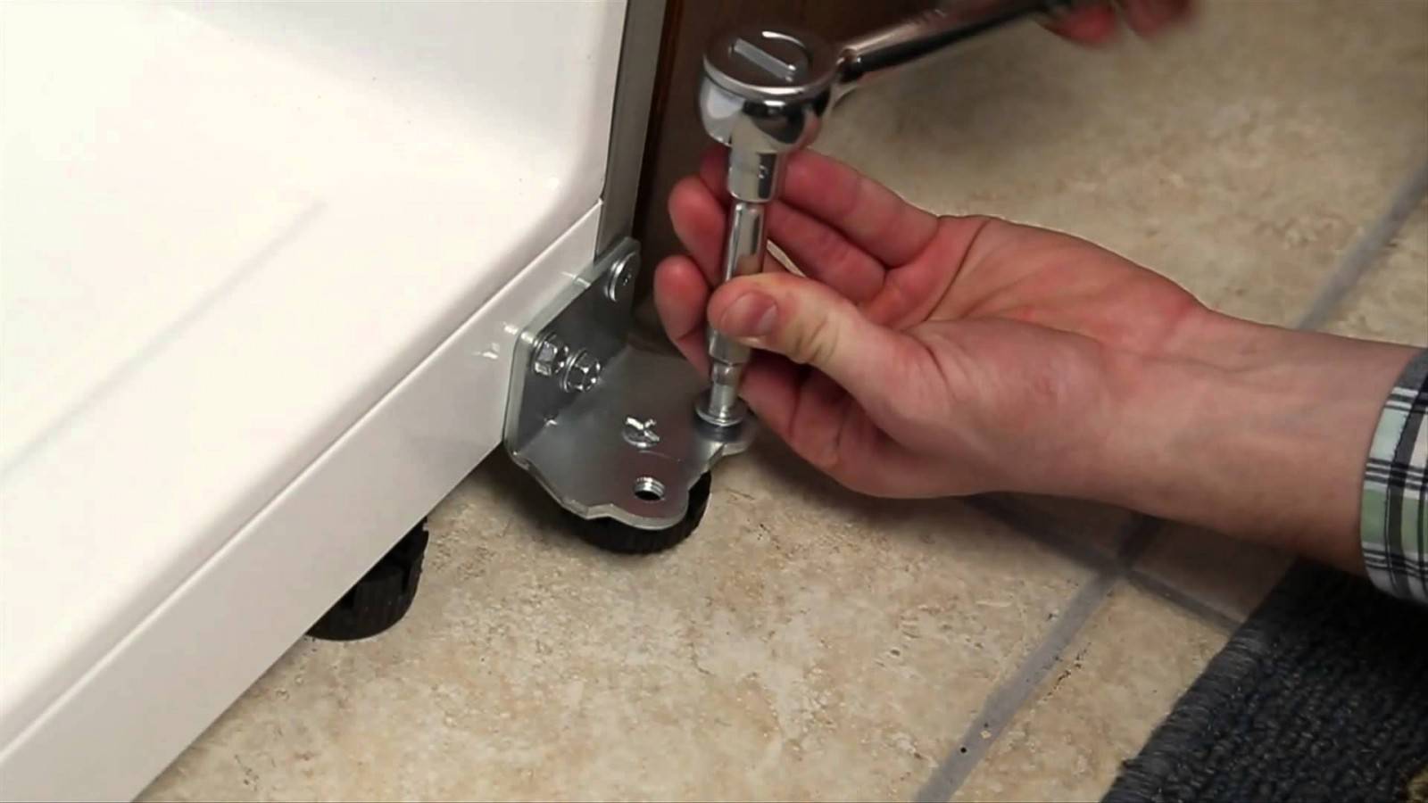 Как самостоятельно отрегулировать дверь холодильника индезит