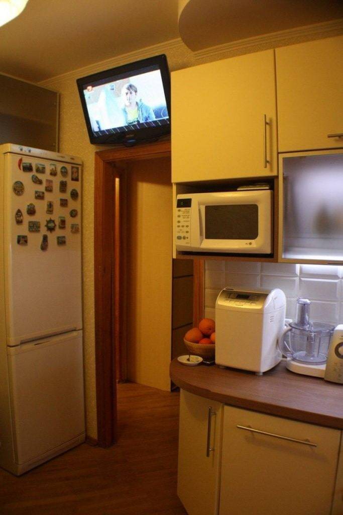 Можно ли ставить телевизор на холодильник на кухне