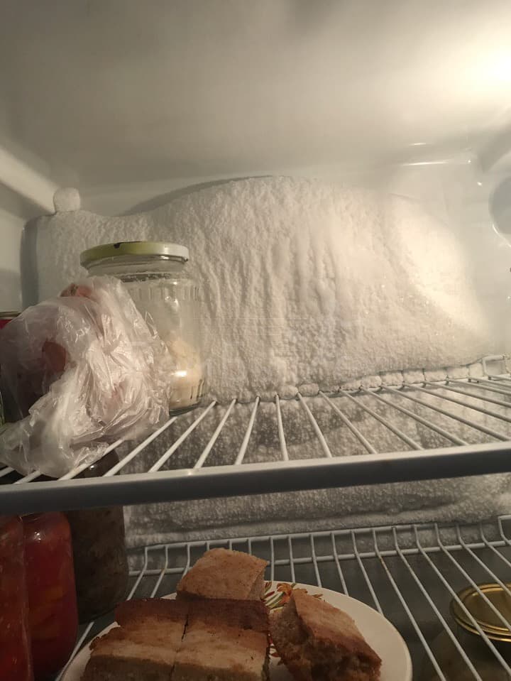 Лед на задней стенке холодильника: что делать?
