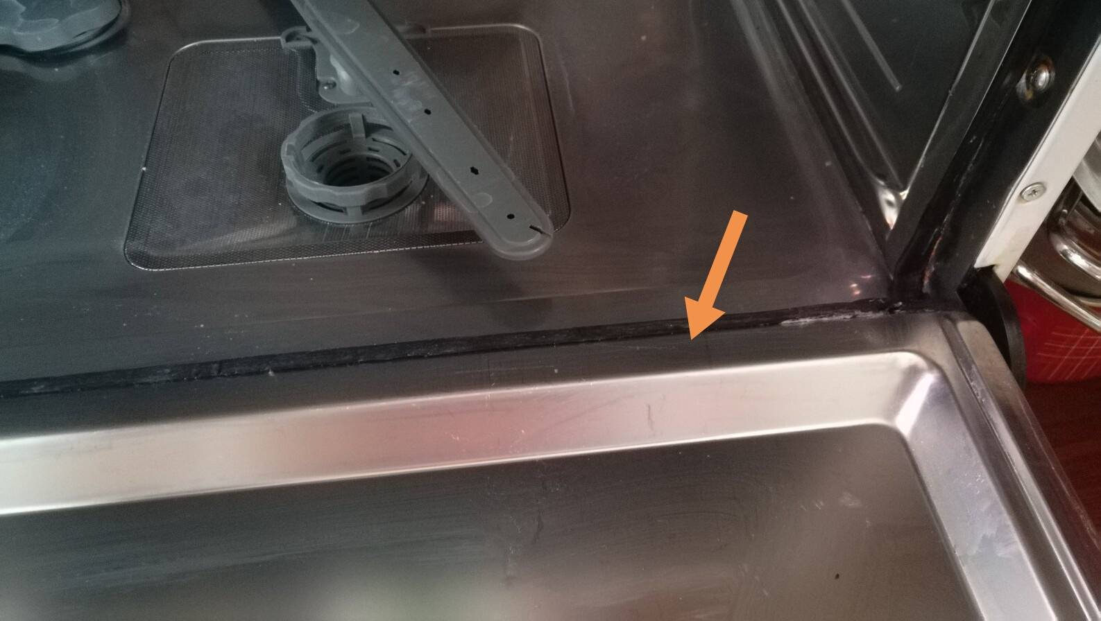 Посудомоечная машина течет из-под дверцы: устранение неполадок
