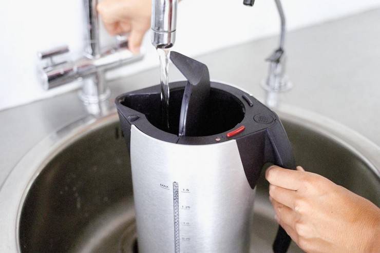 Как избавиться от запаха пластмассы в чайнике