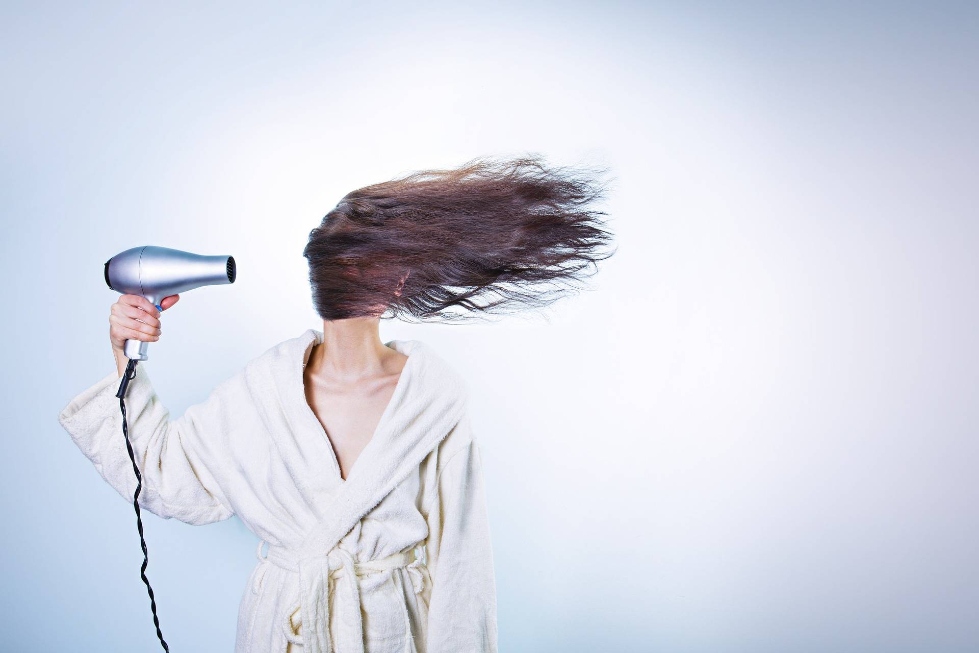 Как правильно сушить волосы феном для объема самостоятельно, как пользоваться, каким воздухом, чтобы был объем