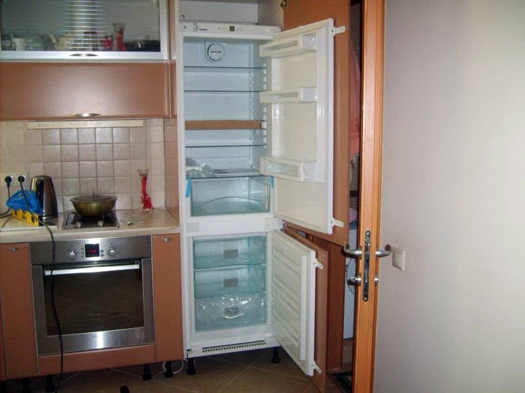 Можно ли встроить обычный холодильник в кухонный гарнитур