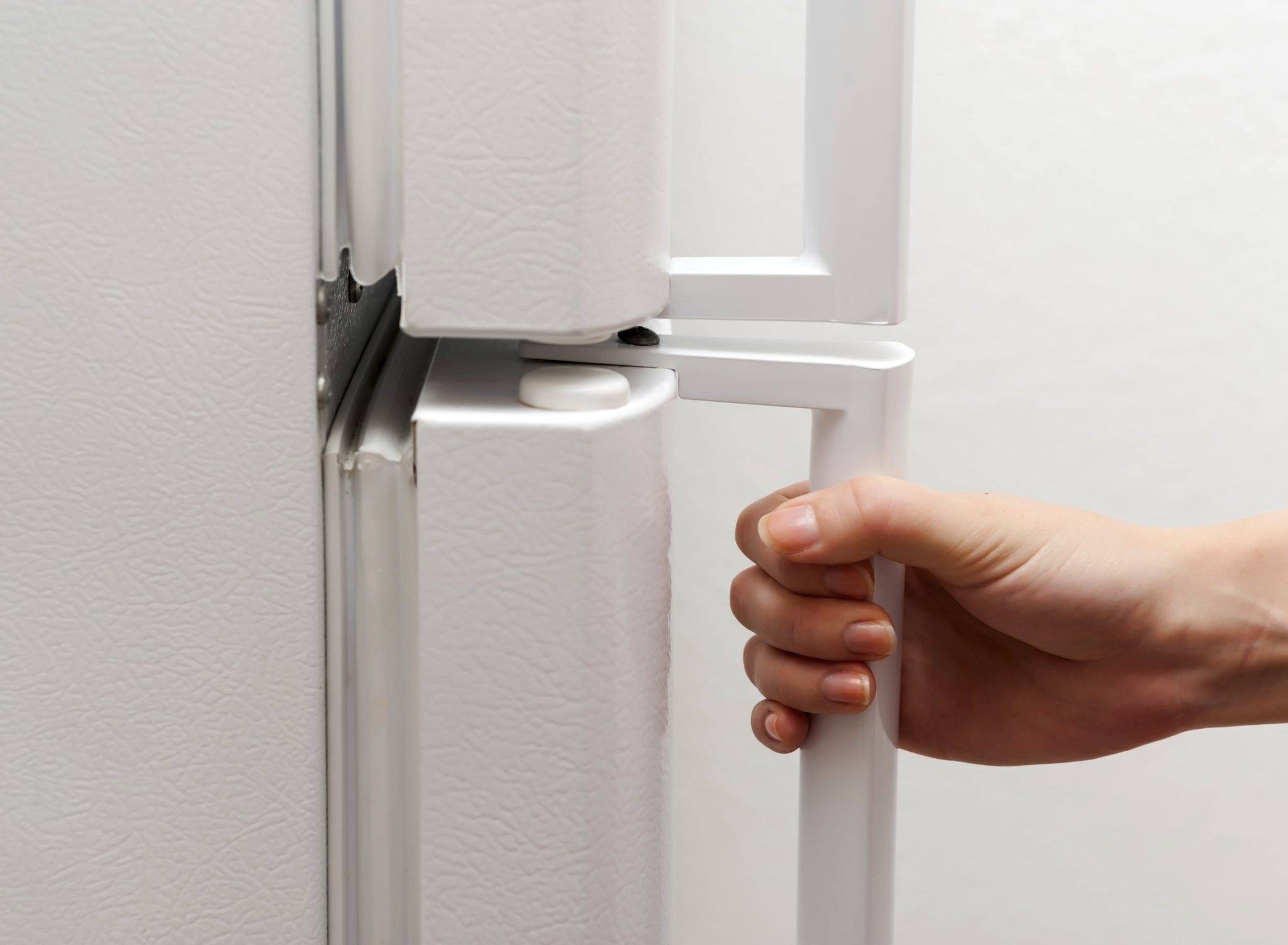 Почему дверь холодильника не закрывается плотно и что с этим делать?