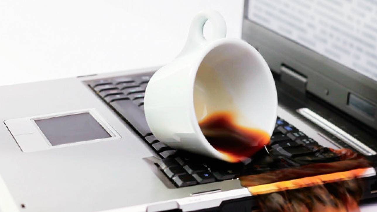 Что делать, если пролили воду на клавиатуру ноутбука и он не включается
