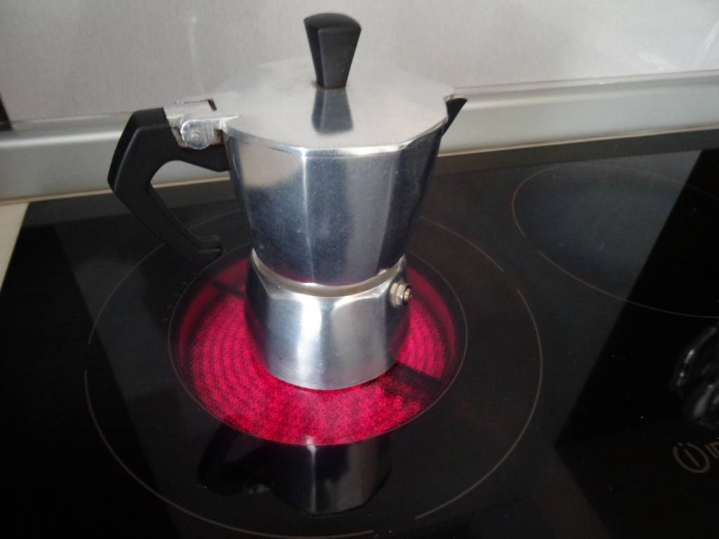 Гейзерная кофеварка для электрической, газовой и индукционной плиты