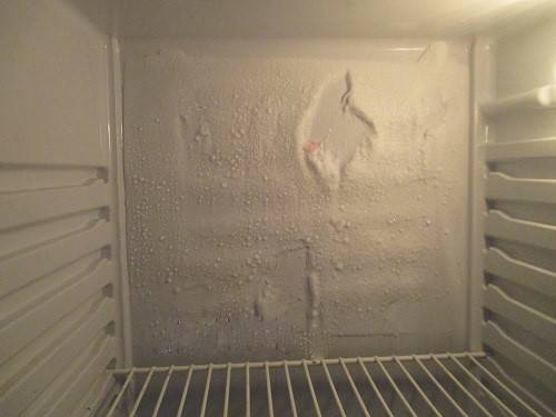 Что делать если на задней стенке холодильника намерзает лед?