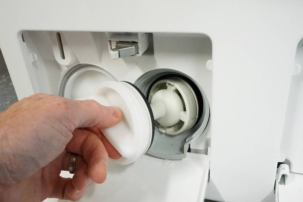 Стиральная машина не сливает воду: в чем причина