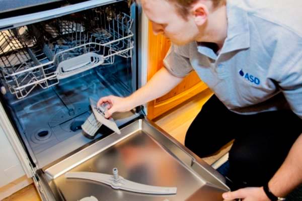 В посудомоечной машине остается вода на дне: причины, что делать