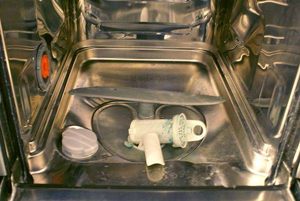 Почему течет посудомоечная машина снизу: в чем причина, как исправить?