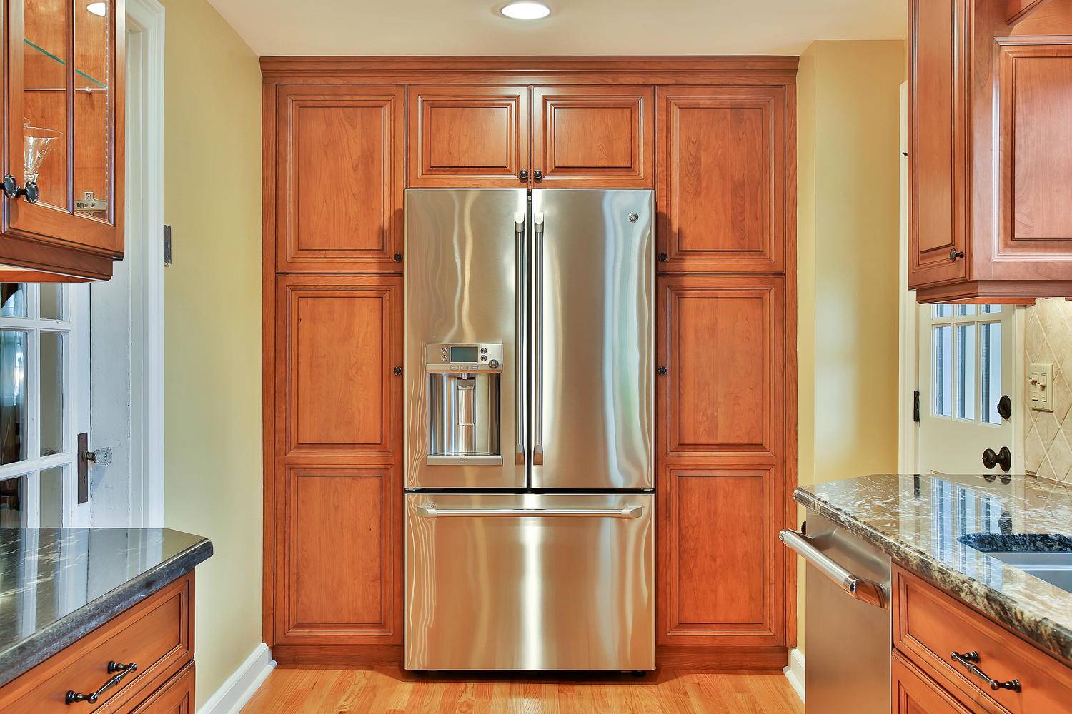 Хотите встроить обычный холодильник в шкаф? узнайте, почему нельзя