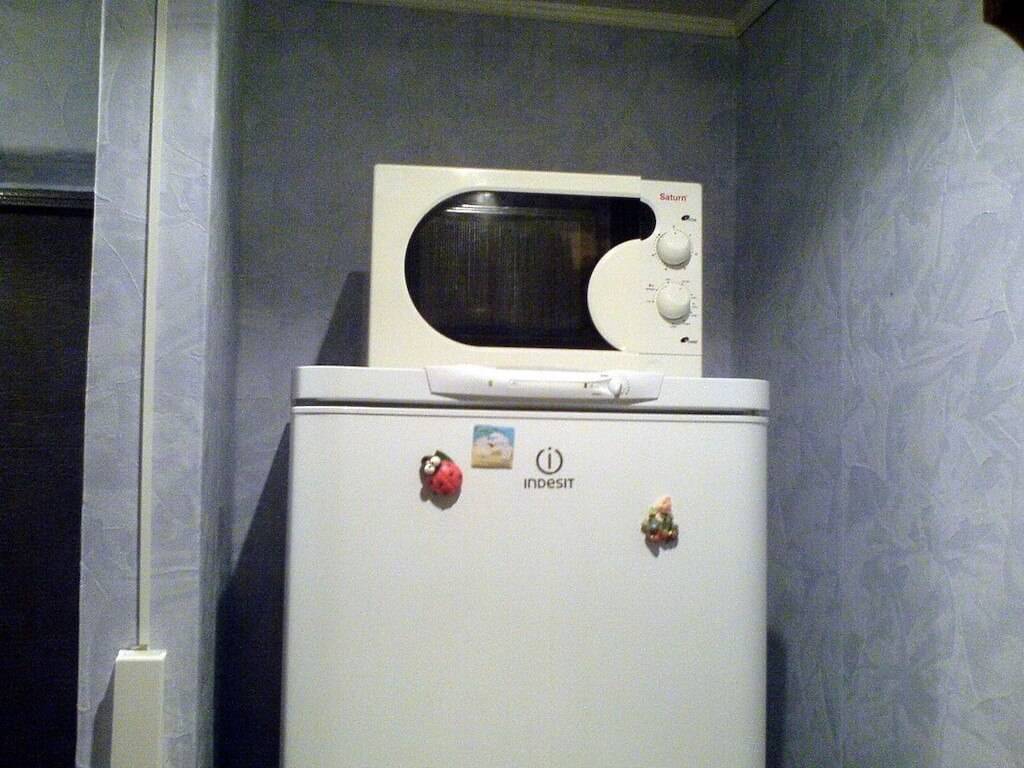Можно ли расположить микроволновую печь на стиральной машине?