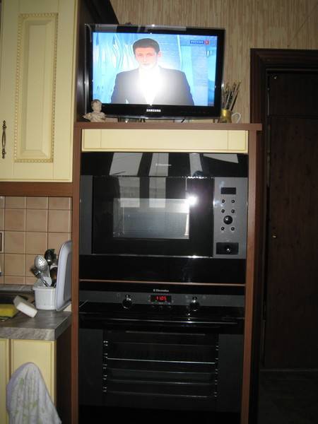Можно ли ставить телевизор на микроволновку: установка телевизора возле свч