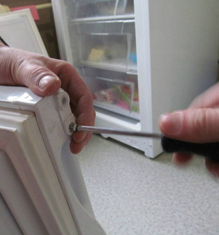 Не закрывается морозилка в холодильнике — ваша техника