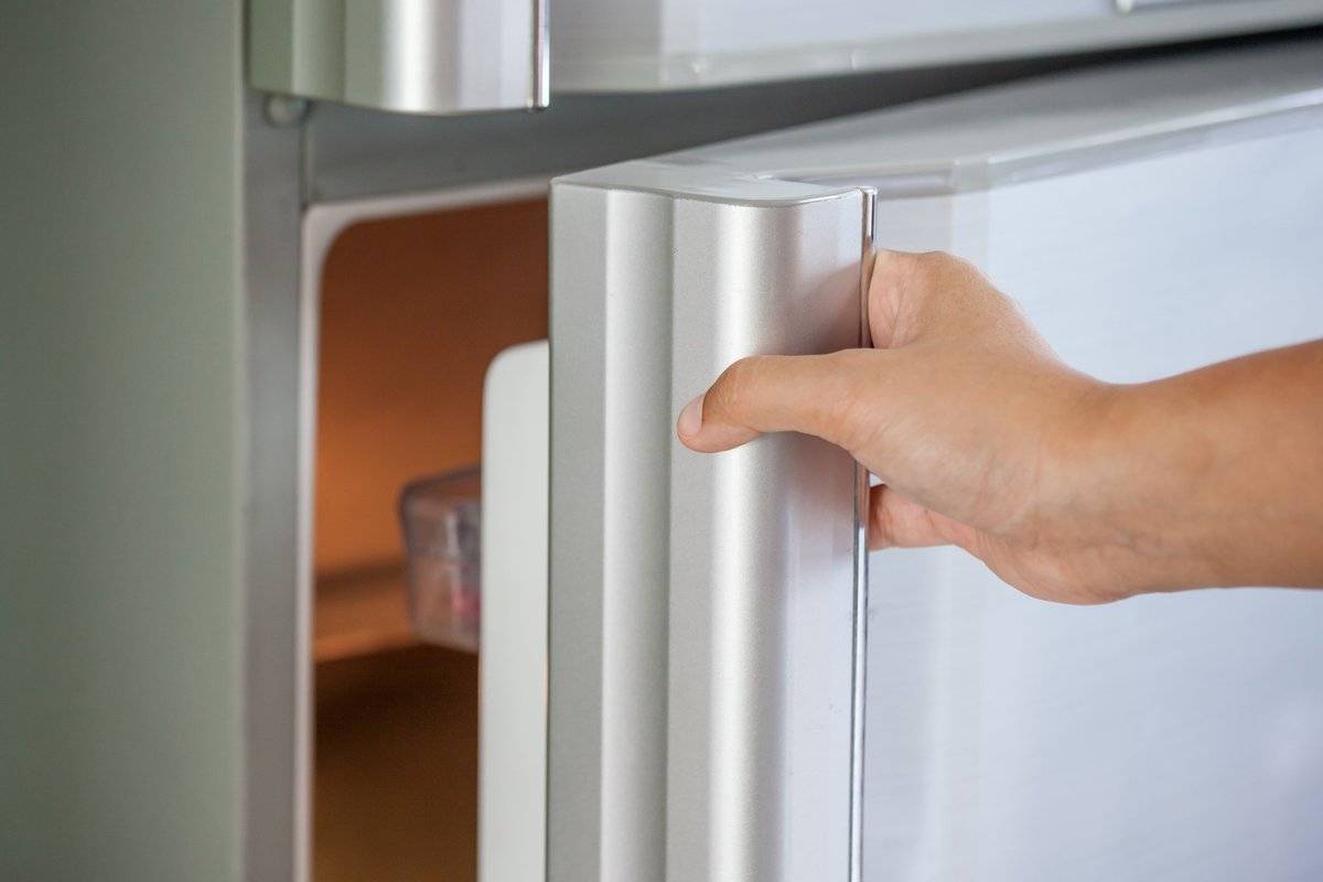 Почему не закрывается дверь холодильника