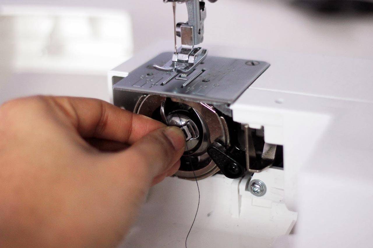 Не шьет швейная машинка, нет стежков: 6 причин почему