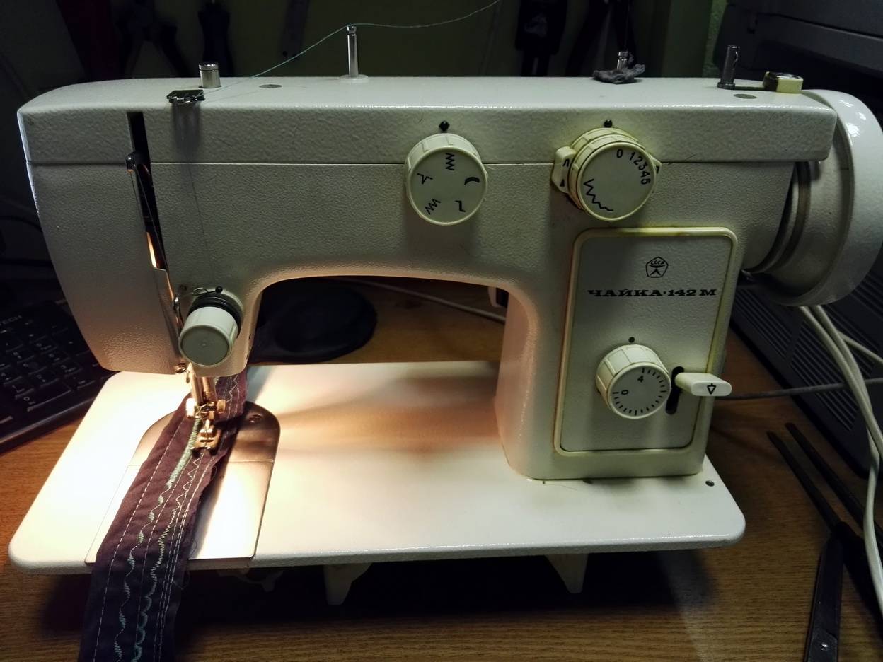 Сломалась швейная машинка. Чайка 142м оверлок. Ремень для швейной машинки Чайка 142м. Чайка 142м. Промышленная швейная машинка Чайка.