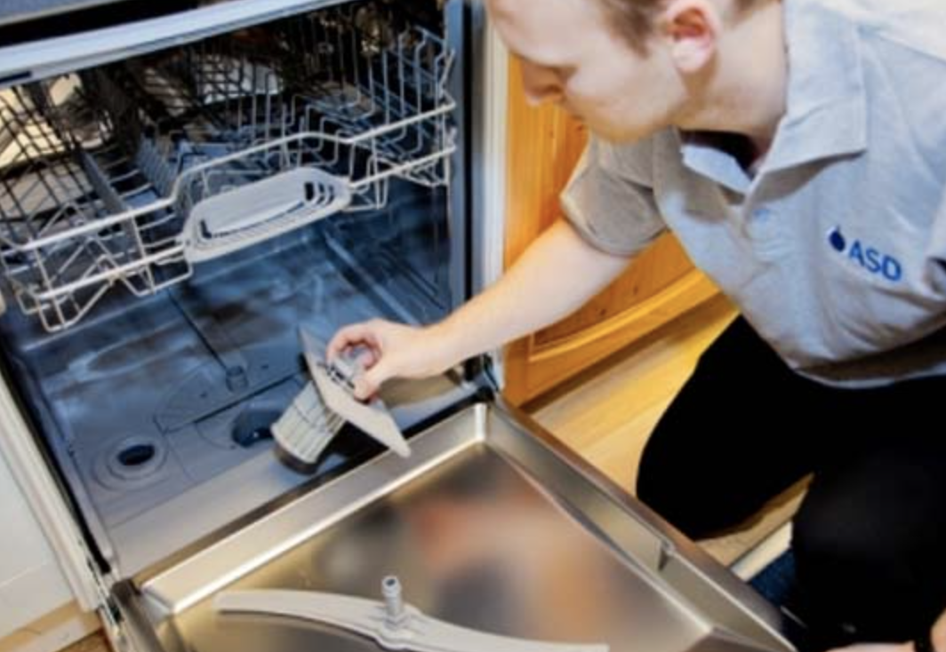 Посудомоечная машина постоянно сливает воду: работает сливной насос
