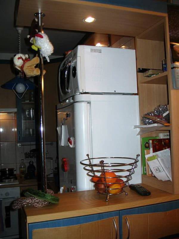 Можно ли поставить микроволновку на холодильник